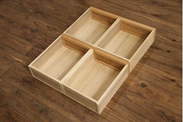 中古　未使用　新古品(中古品)　新潟産　職人手造り　総欅(ケヤキ)無垢材　品のある佇まいが素敵な珍しい無塗装品の飾り棚(茶棚、収納棚、戸棚、違い棚)(R-070519)