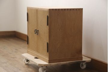 和製　未使用　民芸家具　職人手造り　珍しい無塗装品　杢目が素敵な屋久杉の小さな収納棚(戸棚、卓上収納、キャビネット)(R-070522)