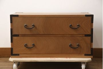 中古　竹をモチーフにした象嵌が美しいローチェスト(和箪笥、収納タンス、衣装たんす、引き出し、ローボード、テレビ台、テレビボード)(R-070529)