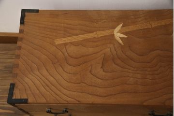 中古　竹をモチーフにした象嵌が美しいローチェスト(和箪笥、収納タンス、衣装たんす、引き出し、ローボード、テレビ台、テレビボード)(R-070529)