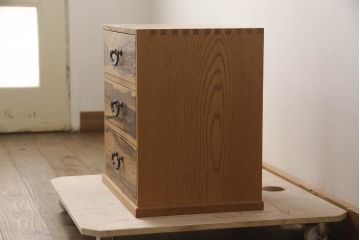 中古　前面黒柿材　内部欅(ケヤキ)材　上品な佇まいの小引き出し(整理箱、小物収納、卓上収納、チェスト)(R-070530)