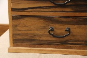 中古　前面黒柿材　内部欅(ケヤキ)材　上品な佇まいの小引き出し(整理箱、小物収納、卓上収納、チェスト)(R-070530)