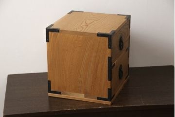 和製ビンテージ　未使用　新古品(中古品)　新潟産　職人手造り　総欅(ケヤキ)材　内部桐材　珍しい無塗装品の小引き出し(小物入れ、小物収納、卓上収納、ヴィンテージ)(R-070532)