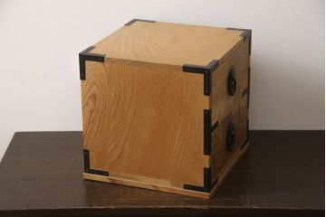和製ビンテージ　未使用　新古品(中古品)　新潟産　職人手造り　総欅(ケヤキ)材　内部桐材　珍しい無塗装品の小引き出し(小物入れ、小物収納、卓上収納、ヴィンテージ)(R-070533)