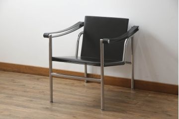 中古　Cassina(カッシーナ)　ル・コルビュジエ(Le Corbusier)　LC1　1 FAUTEUIL DOSSIER BASCULANT　機能性を追求したデザインが素敵なスリングチェア(アームチェア、バスキュランチェア、椅子、イス)(定価約53万円)(R-070543)