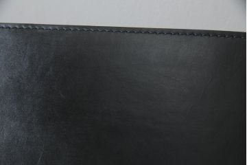 中古　Cassina(カッシーナ)　ル・コルビュジエ(Le Corbusier)　LC1　1 FAUTEUIL DOSSIER BASCULANT　機能性を追求したデザインが素敵なスリングチェア(アームチェア、バスキュランチェア、椅子、イス)(定価約53万円)(R-070543)