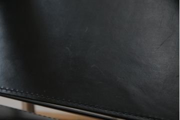 中古　Cassina(カッシーナ)　ル・コルビュジエ(Le Corbusier)　LC1　1 FAUTEUIL DOSSIER BASCULANT　機能性を追求したデザインが素敵なスリングチェア(アームチェア、バスキュランチェア、椅子、イス)(定価約53万円)(R-070543)