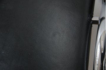 中古　Cassina(カッシーナ)　ル・コルビュジエ(Le Corbusier)　LC1　1 FAUTEUIL DOSSIER BASCULANT　機能性を追求したデザインが素敵なスリングチェア(アームチェア、バスキュランチェア、椅子、イス)(定価約53万円)(R-070543)