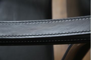 中古　Cassina(カッシーナ)　ル・コルビュジエ(Le Corbusier)　LC1　1 FAUTEUIL DOSSIER BASCULANT　機能性を追求したデザインが素敵なスリングチェア(アームチェア、バスキュランチェア、椅子、イス)(定価約53万円)(R-070543)