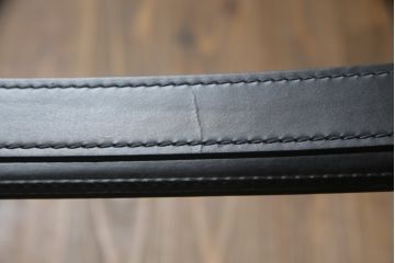 中古　Cassina(カッシーナ)　ル・コルビュジエ(Le Corbusier)　LC1　1 FAUTEUIL DOSSIER BASCULANT　機能性を追求したデザインが素敵なスリングチェア(アームチェア、バスキュランチェア、椅子、イス)(定価約53万円)(R-070543)