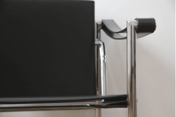 中古　Cassina(カッシーナ)　ル・コルビュジエ(Le Corbusier)　LC1　1 FAUTEUIL DOSSIER BASCULANT　機能性を追求したデザインが素敵なスリングチェア(アームチェア、バスキュランチェア、椅子、イス)(定価約53万円)(R-070543)