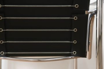 中古　Cassina(カッシーナ)　ル・コルビュジエ(Le Corbusier)　LC1　1 FAUTEUIL DOSSIER BASCULANT　機能性を追求したデザインが素敵なスリングチェア(アームチェア、バスキュランチェア、椅子、イス)(定価約53万円)(R-070543)