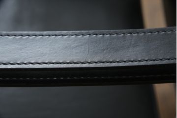 中古　Cassina(カッシーナ)　ル・コルビュジエ(Le Corbusier)　LC1　1 FAUTEUIL DOSSIER BASCULANT　機能性を追求したデザインが素敵なスリングチェア(アームチェア、バスキュランチェア、椅子、イス)(定価約53万円)(R-070544)