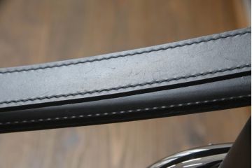中古　Cassina(カッシーナ)　ル・コルビュジエ(Le Corbusier)　LC1　1 FAUTEUIL DOSSIER BASCULANT　機能性を追求したデザインが素敵なスリングチェア(アームチェア、バスキュランチェア、椅子、イス)(定価約53万円)(R-070544)