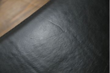 中古　Cassina(カッシーナ)　ル・コルビュジエ(Le Corbusier)　LC1　1 FAUTEUIL DOSSIER BASCULANT　機能性を追求したデザインが素敵なスリングチェア(アームチェア、バスキュランチェア、椅子、イス)(定価約53万円)(R-070544)