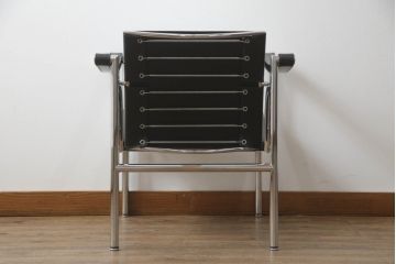 中古　Cassina(カッシーナ)　ル・コルビュジエ(Le Corbusier)　LC1　1 FAUTEUIL DOSSIER BASCULANT　機能性を追求したデザインが素敵なスリングチェア(アームチェア、バスキュランチェア、椅子、イス)(定価約53万円)(R-070544)