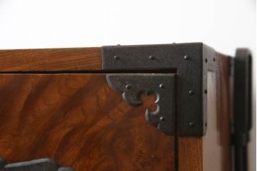 和製アンティーク　明治期　美品!!　上手物!!　前面欅(ケヤキ)材　玉杢がアクセントの庄内箪笥ローボード(時代箪笥、整理たんす、収納タンス、引き出し、衣装箪笥、ローチェスト、テレビ台、テレビボード)(R-070577)