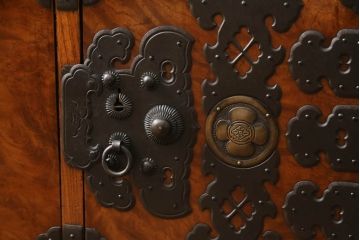 和製アンティーク　明治期　美品!!　上手物!!　前面欅(ケヤキ)材　玉杢がアクセントの庄内箪笥ローボード(時代箪笥、整理たんす、収納タンス、引き出し、衣装箪笥、ローチェスト、テレビ台、テレビボード)(R-070578)