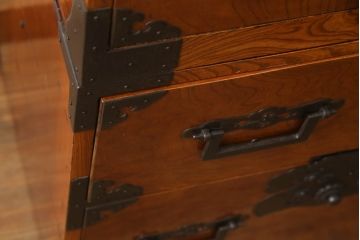 和製アンティーク　明治期　美品!!　上手物!!　前面欅(ケヤキ)材　玉杢がアクセントの庄内箪笥ローボード(時代箪笥、整理たんす、収納タンス、引き出し、衣装箪笥、ローチェスト、テレビ台、テレビボード)(R-070578)