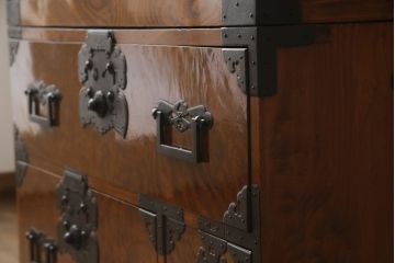 和製アンティーク　明治期　美品!!　上手物!!　前面欅(ケヤキ)材　玉杢がアクセントの庄内箪笥ローボード(時代箪笥、整理たんす、収納タンス、引き出し、衣装箪笥、ローチェスト、テレビ台、テレビボード)(R-070578)