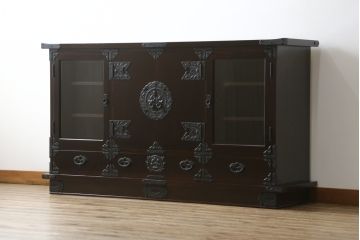 和製ビンテージ　美品　岩谷堂箪笥　桜木作　上品なデザインの黒金具が美しいサイドボード(サイドキャビネット、ローボード、リビングボード、テレビ台、テレビボード、収納棚、飾り棚、戸棚、ヴィンテージ)(R-070585)