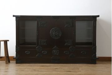 和製ビンテージ　美品　岩谷堂箪笥　桜木作　上品なデザインの黒金具が美しいサイドボード(サイドキャビネット、ローボード、リビングボード、テレビ台、テレビボード、収納棚、飾り棚、戸棚、ヴィンテージ)(R-070585)