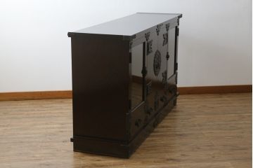 和製ビンテージ　美品　岩谷堂箪笥　桜木作　上品なデザインの黒金具が美しいサイドボード(サイドキャビネット、ローボード、リビングボード、テレビ台、テレビボード、収納棚、飾り棚、戸棚、ヴィンテージ)(R-070585)
