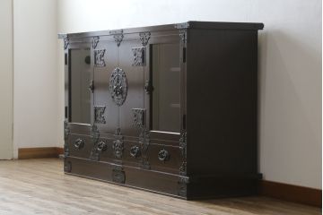 和製ビンテージ　美品　岩谷堂箪笥　桜木作　上品なデザインの黒金具が美しいサイドボード(サイドキャビネット、ローボード、リビングボード、テレビ台、テレビボード、収納棚、飾り棚、戸棚、ヴィンテージ)(R-070585)