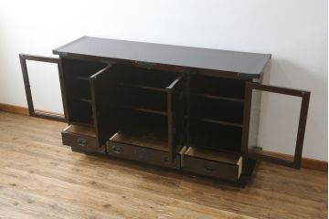 和製ビンテージ　美品　岩谷堂箪笥　桜木作　上品なデザインの黒金具が美しいサイドボード(サイドキャビネット、ローボード、リビングボード、テレビ台、テレビボード、収納棚、飾り棚、戸棚、ヴィンテージ)(R-070585)