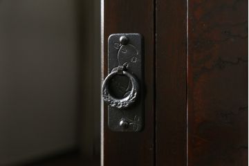和製ビンテージ　美品　岩谷堂箪笥　桜木作　上品なデザインの黒金具が美しいサイドボード(サイドキャビネット、ローボード、リビングボード、テレビ台、テレビボード、収納棚、飾り棚、戸棚、ヴィンテージ)(R-070585)