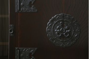 和製ビンテージ　美品　岩谷堂箪笥　桜木作　上品なデザインの黒金具が美しいサイドボード(サイドキャビネット、ローボード、リビングボード、テレビ台、テレビボード、収納棚、飾り棚、戸棚、ヴィンテージ)(R-070585)