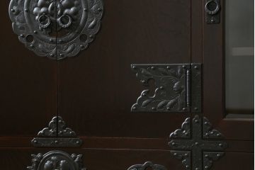 和製ビンテージ　美品　岩谷堂箪笥　桜木作　上品なデザインの黒金具が美しいサイドボード(サイドキャビネット、ローボード、リビングボード、テレビ台、テレビボード、収納棚、飾り棚、戸棚、ヴィンテージ)(R-070585)