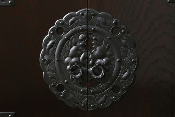 和製ビンテージ　美品　岩谷堂箪笥　桜木作　上品なデザインの黒金具が美しいサイドボード(サイドキャビネット、ローボード、リビングボード、テレビ台、テレビボード、収納棚、飾り棚、戸棚、ヴィンテージ)(R-070585)