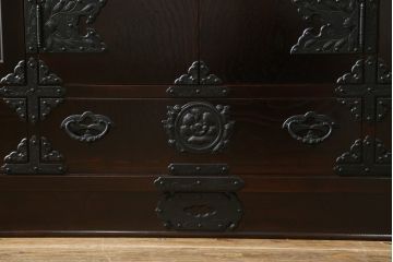 和製ビンテージ　美品　岩谷堂箪笥　桜木作　上品なデザインの黒金具が美しいサイドボード(サイドキャビネット、ローボード、リビングボード、テレビ台、テレビボード、収納棚、飾り棚、戸棚、ヴィンテージ)(R-070585)