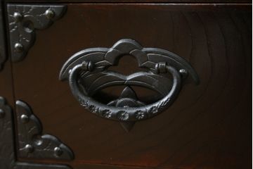 和製ビンテージ　美品　岩谷堂箪笥　桜木作　上品なデザインの黒金具が美しいサイドボード(サイドキャビネット、ローボード、リビングボード、テレビ台、テレビボード、収納棚、飾り棚、戸棚、ヴィンテージ)(R-070585)
