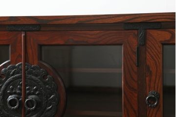 和製ビンテージ　岩谷堂箪笥　迫力のある杢目が魅力的なサイドボード(サイドキャビネット、ローボード、リビングボード、テレビ台、テレビボード、収納棚、飾り棚、ガラス戸棚、ヴィンテージ)(R-070586)