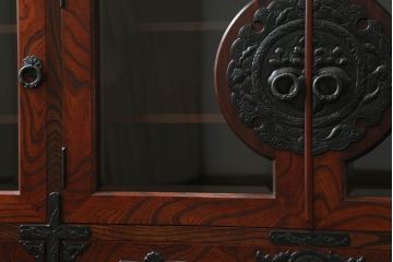 和製ビンテージ　岩谷堂箪笥　迫力のある杢目が魅力的なサイドボード(サイドキャビネット、ローボード、リビングボード、テレビ台、テレビボード、収納棚、飾り棚、ガラス戸棚、ヴィンテージ)(R-070586)
