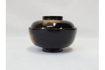 輪島塗り　木製漆器　蒔絵　松の実　約13cm　4.1寸　繊細な沈金の意匠が美しい吸物椀12客(お椀、和食器、黒漆、四寸一分)(R-070630)