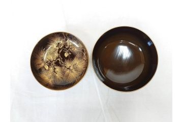 輪島塗り　木製漆器　蒔絵　松の実　約13cm　4.1寸　繊細な沈金の意匠が美しい吸物椀12客(お椀、和食器、黒漆、四寸一分)(R-070630)