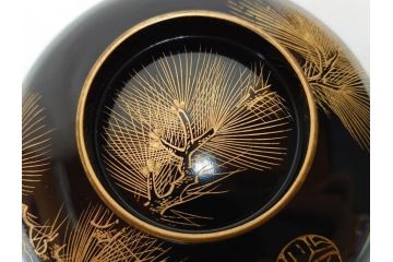 輪島塗り　木製漆器　蒔絵　松の実　約13cm　4.1寸　繊細な沈金の意匠が美しい吸物椀12客(お椀、和食器、黒漆、四寸一分)(R-070630)