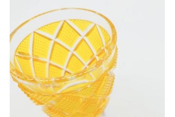 鹿児島県指定伝統的工芸品　島津薩摩切子　SHIMADZU　緻密なカットと鮮やかな色彩が目を惹く脚付杯(大)(色被せガラス、グラス、硝子、盃)(R-070631)