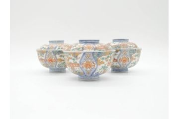 江戸期　古伊万里　金彩　色絵　約12cm　3.8寸　一つ一つ丁寧に絵付けされた豪華な蓋付き茶碗3客セット(獅子、松竹、和食器、三寸八分)(R-070632)