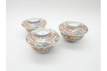 幕末〜明治期　伊万里　金彩　約14cm　4.4寸　華やかな色絵が食卓に彩を与える蓋付き茶碗3客セット(獅子、松竹、和食器、四寸四分)(R-070636)