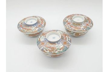 幕末〜明治期　伊万里　金彩　約14cm　4.4寸　華やかな色絵が食卓に彩を与える蓋付き茶碗3客セット(獅子、松竹、和食器、四寸四分)(R-070636)