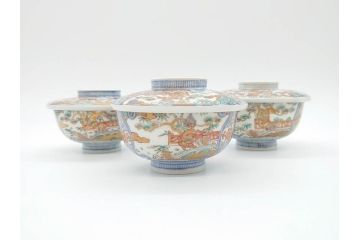 幕末〜明治期　伊万里　金彩　約14cm　4.4寸　華やかな色絵が食卓に彩を与える蓋付き茶碗3客セット(獅子、松竹、和食器、四寸四分)(R-070636)