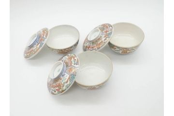 幕末〜明治期　伊万里　金彩　約14cm　4.4寸　華やかな色絵が食卓に彩を与える蓋付き茶碗3客セット(獅子、松竹、和食器、四寸四分)(R-070636)