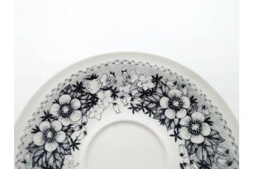 ARABIA FINLAND　Talvikki(タルヴィッキ)　繊細に描かれたデザインと小振りで可愛らしいカップ&ソーサー4客セット(アラビア、フィンランド、北欧食器、C&S、苺、いちご、イチゴ)(R-070644)