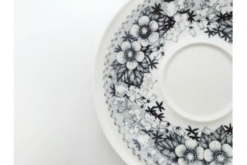 ARABIA FINLAND　Talvikki(タルヴィッキ)　繊細に描かれたデザインと小振りで可愛らしいカップ&ソーサー4客セット(アラビア、フィンランド、北欧食器、C&S、苺、いちご、イチゴ)(R-070644)