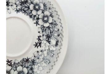 ARABIA FINLAND　Talvikki(タルヴィッキ)　繊細に描かれたデザインと小振りで可愛らしいカップ&ソーサー4客セット(アラビア、フィンランド、北欧食器、C&S、苺、いちご、イチゴ)(R-070644)