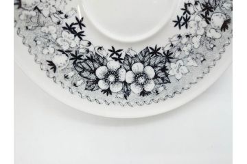 ARABIA FINLAND　Talvikki(タルヴィッキ)　繊細に描かれたデザインと小振りで可愛らしいカップ&ソーサー4客セット(アラビア、フィンランド、北欧食器、C&S、苺、いちご、イチゴ)(R-070644)
